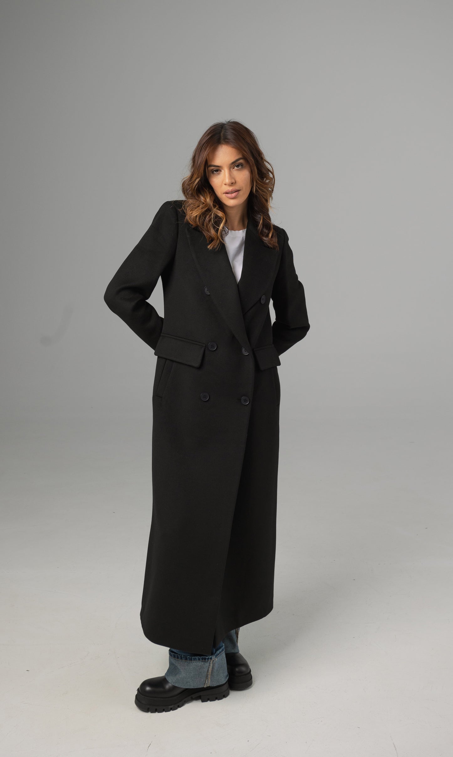 Dugi crni kašmirski kaput